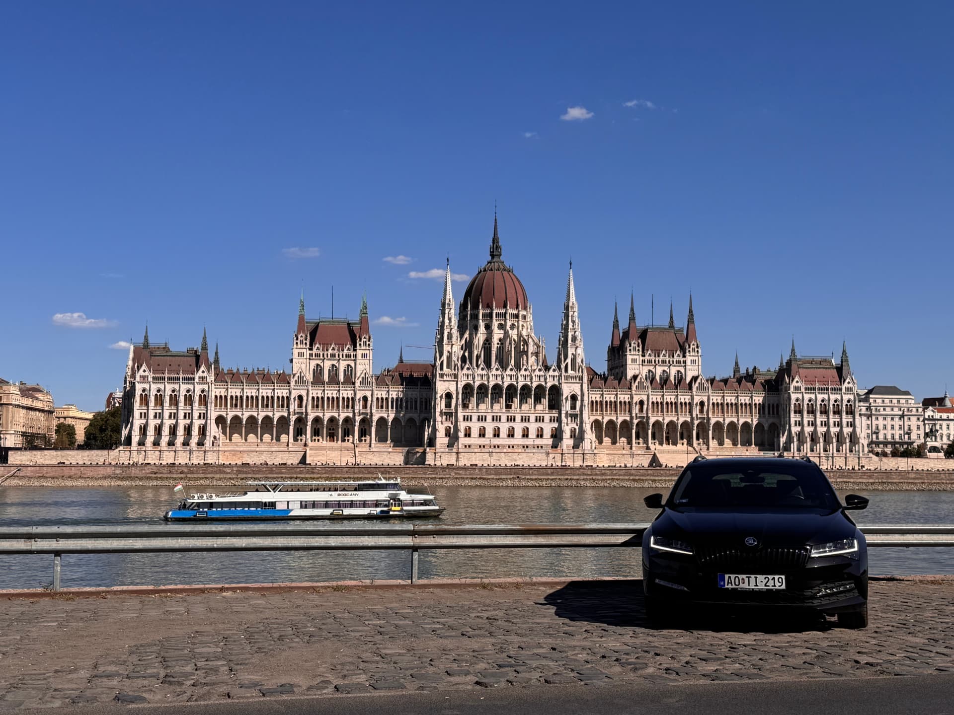 Your Škoda Superb in front of the Budapest Parliament