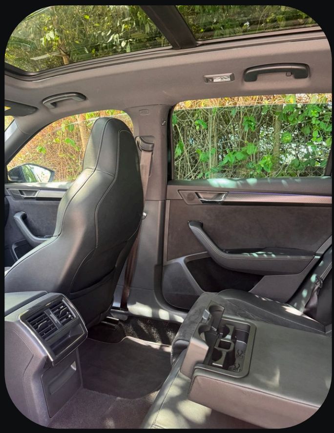 A Skoda Superb belső tere panorámatetővel