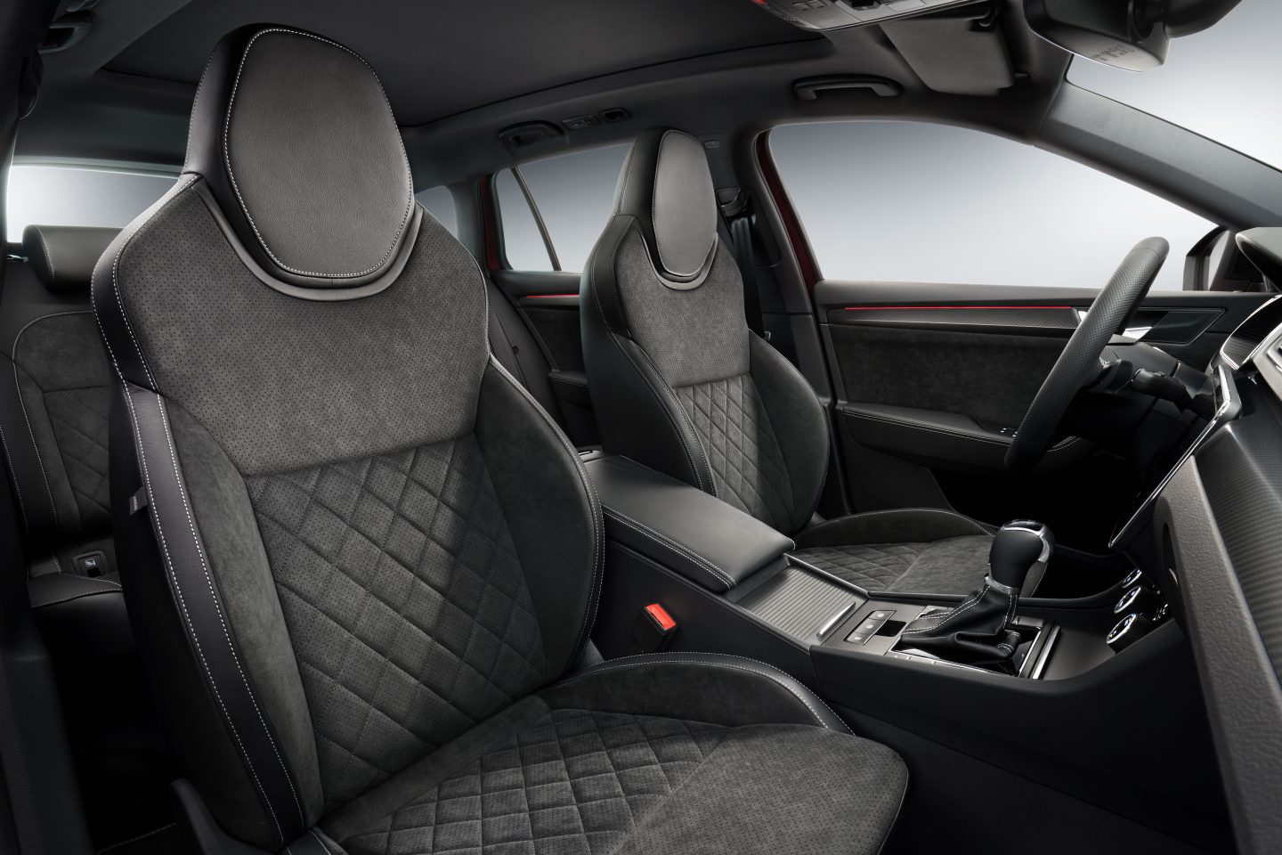 A Skoda Superb belső tere panorámatetővel