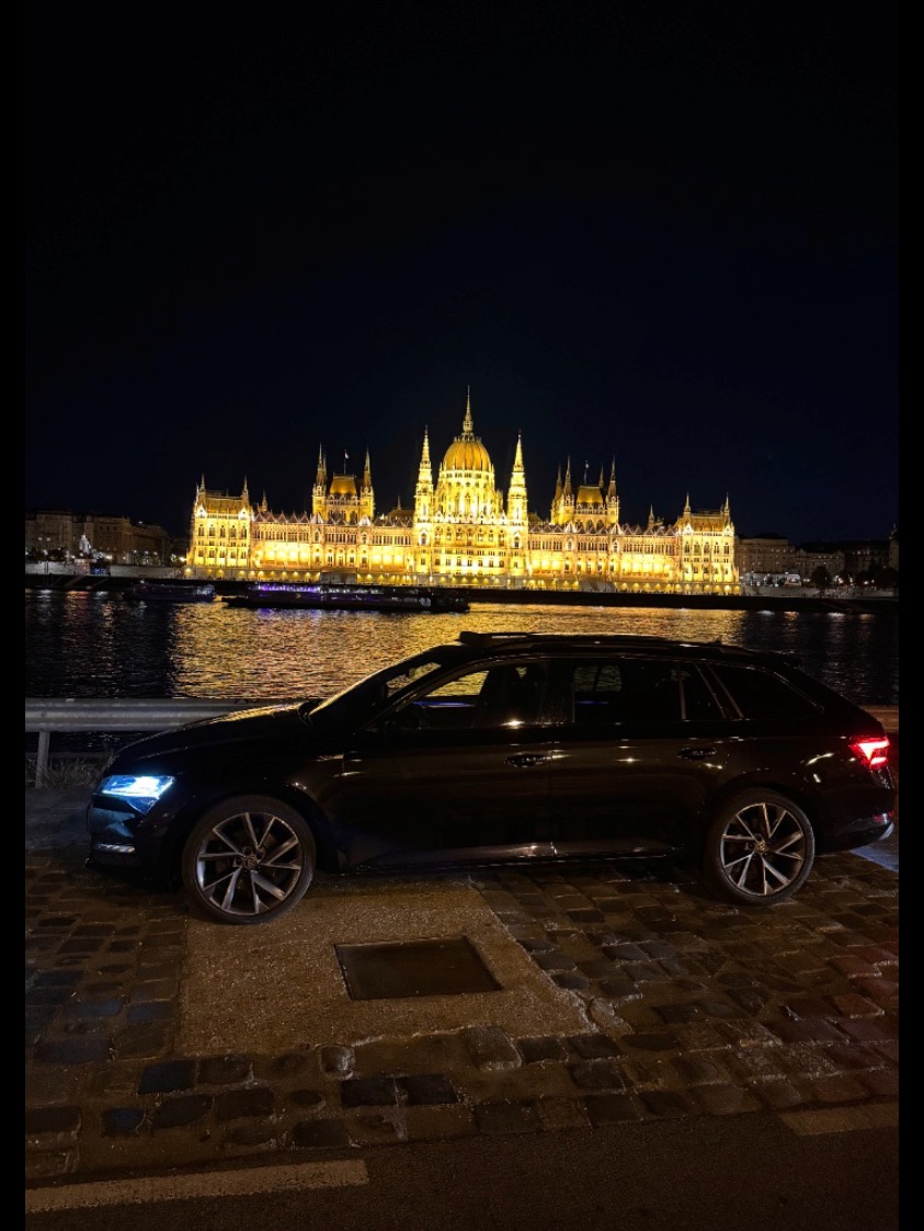 Skoda Superb a Parlamenttel szemben, éjszaka